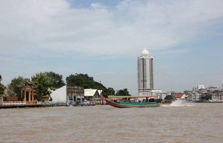 Boot auf dem Chao Phraya in Bangkok